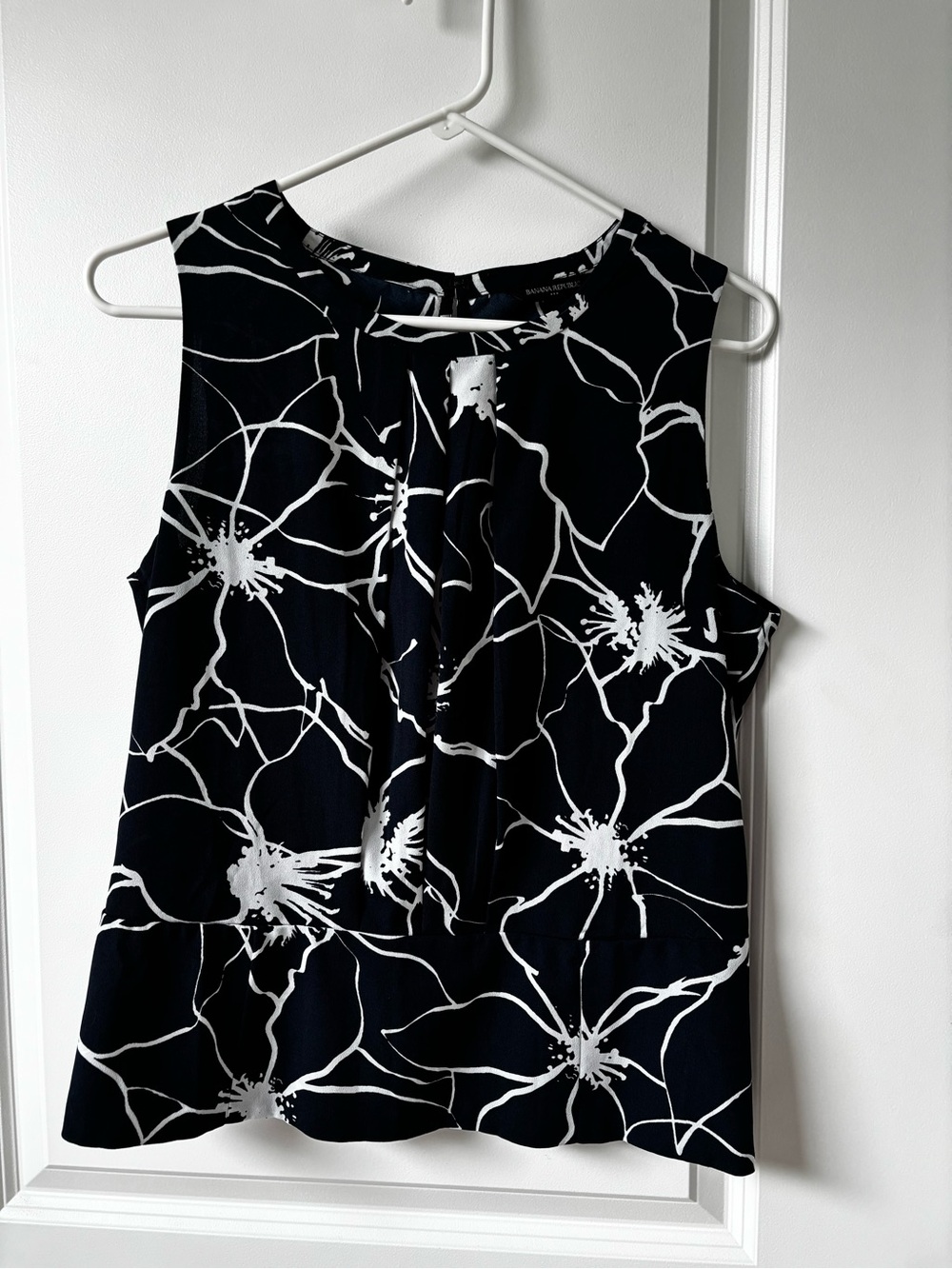 Banana Republic Navy and White Floral-Print Sleeveless Top